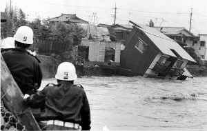 多摩川水害 堤防が決壊して濁流に呑み込まれていく住宅~多摩川決壊の碑 昭和49年「多摩川水害」のモニュメント/多摩川散歩