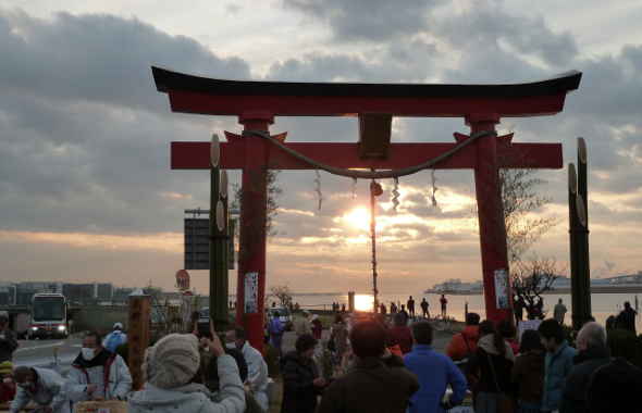 多摩川河口の初日の出/羽田 平和の大鳥居で迎える「初日の出」/多摩川散歩