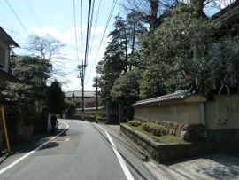 行善寺の横を通る大山街道。この先が急な下りの「行善寺坂」で、大山街道は一気に多摩川へと下っていきます~大山街道(矢倉沢往還)|魅力いっぱい 多摩川の散策情報